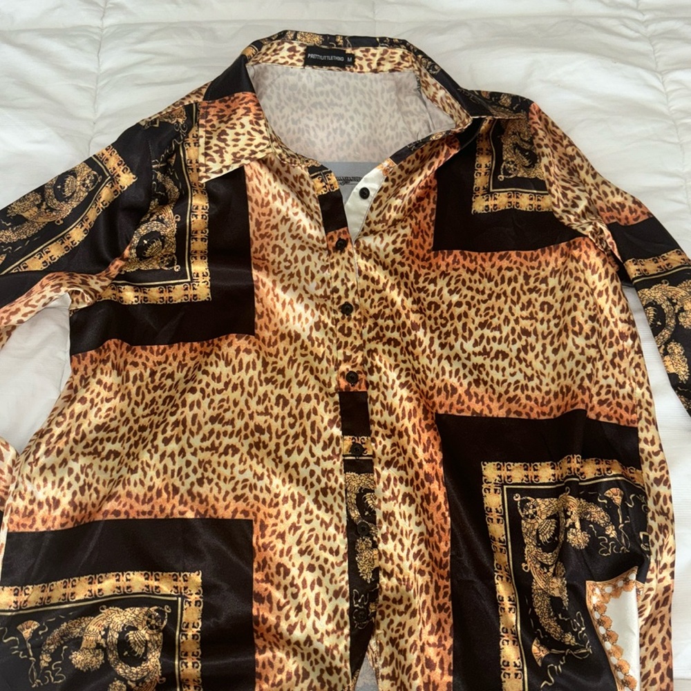 Pretty little thing blouse. Size M. Never worn. fits oversized